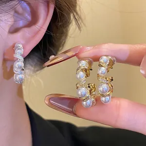 Clips d'Oreilles de Luxe Plaqués Or 18K en Forme de C Torsadé Vintage Élégant Zirconia Perles Artificielles pour Femmes