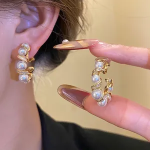 Boucles d'oreilles élégantes en plaqué or 18 carats en forme de C avec perles et zircons