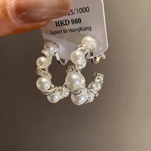 Élégantes boucles d'oreilles torsadées en C plaquées or 18 carats avec perles et zircons