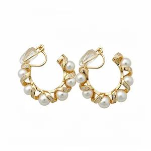 Boucles d'oreilles clips en forme de C torsadé doré 18 carats avec perles