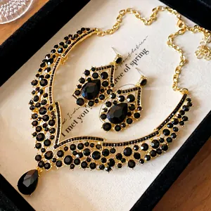 Detailansicht eines goldenen Vintage-Halsketten-Sets mit schwarzen Tropfenkristallen