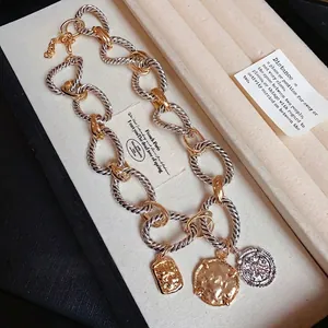 Collar retro exagerado de eslabones retorcidos con monedas de oro y plata mixtas