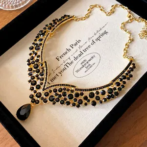 Elegante Vintage-Halskette mit schwarzen Kristallen und einem Tropfenanhänger in Box.