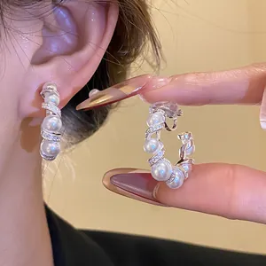 Élégantes boucles d'oreilles clips en C avec perles et zircons plaqués or 18k
