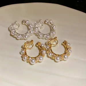 Boucles d'oreilles clips en forme de C avec perles blanches et zircons en plaqué or