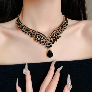 Nahaufnahme der eleganten schwarzen Strass-Halskette mit Tropfenanhänger, edel.