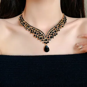 Nahaufnahme einer luxuriösen Vintage-Halskette mit schwarzem Tropfenanhänger an Modell