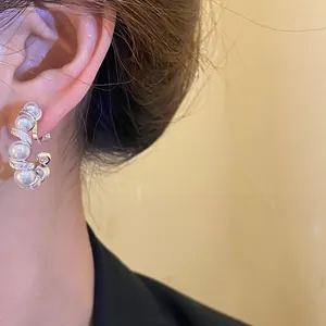 Détail de clip d'oreille en forme de C avec perles et zircons plaqué or 18 carats