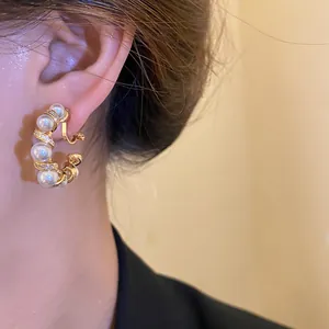 Gros plan de clip d'oreille en C torsadé avec perles et zircons plaqué or 18 carats