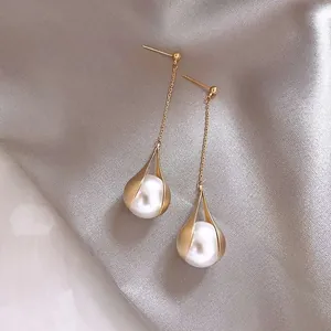 Elegante goldfarbene Ohrhänger im französischen Vintage-Stil mit feinen weißen Perlen