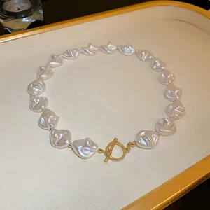 Elegante collana di perle francesi irregolari con raffinata chiusura a T in tonalità oro.
