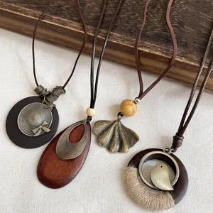 Colliers à pendentifs en bois vintage avec motifs d'oiseaux et de feuilles marron