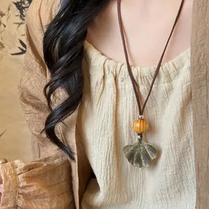 Collier rétro de style néo-chinois avec perle en bois et pendentif feuille de ginkgo