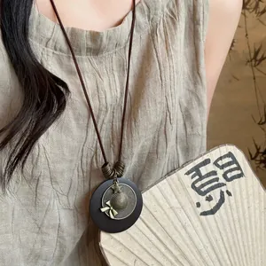 Collier vintage de style chinois avec pendentif en bois et détail de chapeau en bronze