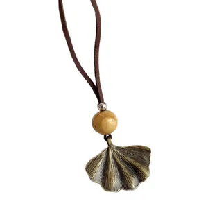 Élégant collier rétro avec perle en bois et pendentif feuille de ginkgo en bronze