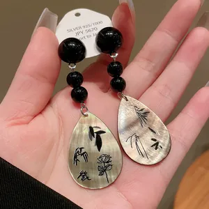 Detaillierte Nahaufnahme von Vintage-Ohrringen im neochinesischen Stil mit Gravur