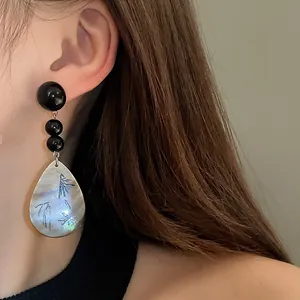 Detailansicht eleganter Perlmutt-Ohrhänger im chinesischen Stil mit Bambusmuster