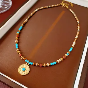 Collana bohémien vintage con pendente sole dorato, perline turchesi e toni della terra