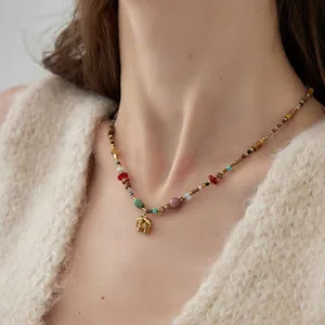 Collana bohémien retrò con perline colorate e pendente a forma di elefante dorato su modella