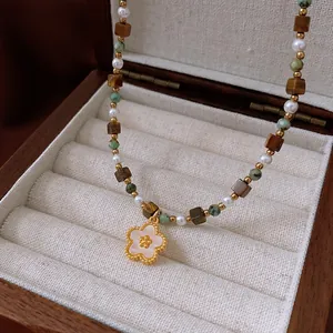 Collana di perle vintage bohémien con elegante ciondolo a fiore bianco in astuccio legno