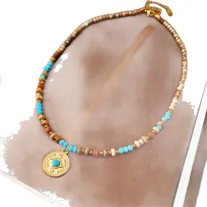 Elegante collana bohémien retrò di perline con ciondolo a sole dorato e centro in turchese