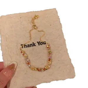 Elegante bracciale regolabile color oro con vivaci pietre di zirconia cubica