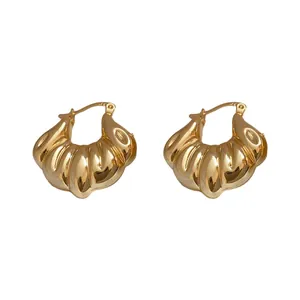 Boucles d'oreilles créoles croissant dorées avec design texturé classique et style vintage