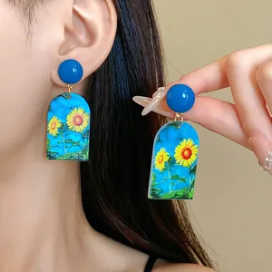 Künstlerische Sonnenblumen-Ohrhänger aus Acryl mit blauen Steckern und Blumendesign.