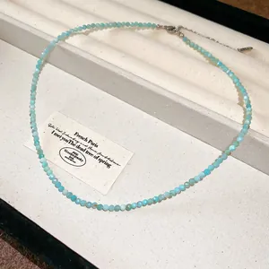 Primo piano di una collana girocollo bohémien vintage con perline turchesi su vassoio