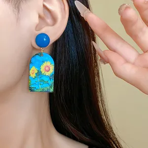 Detailansicht der Acryl-Ohrringe für Damen mit lebhaftem gelbem Sonnenblumen-Kunstdruck