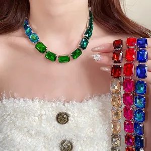 Collier rétro élégant avec strass carrés et cristaux colorés pour un look luxueux chic