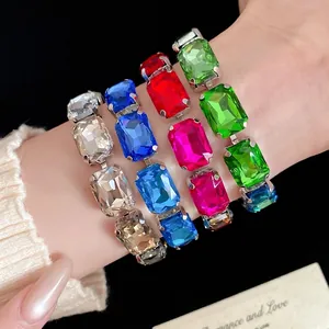 Élégant ensemble de bracelets en cristal rectangulaire multicolore au style vintage.