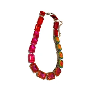Collier vintage avec de grands strass carrés colorés sur fond blanc pur