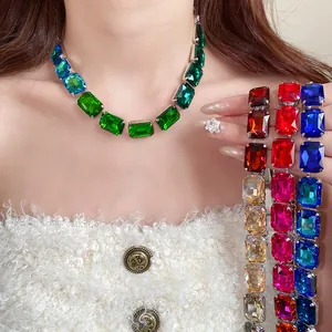 Détail d'un ensemble collier et bracelet vintage avec pierres précieuses carrées colorées