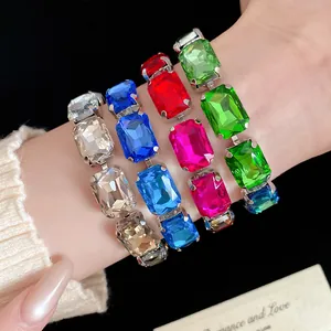 Gros plan détaillé de bracelets vintage colorés avec cristaux carrés portés sur un poignet