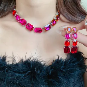 Gros plan de luxe d'un ensemble collier et boucles d'oreilles en cristal rouge vintage