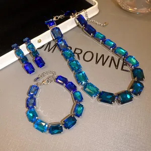 Vue détaillée d'un ensemble de bijoux vintage avec cristaux bleus et turquoise.
