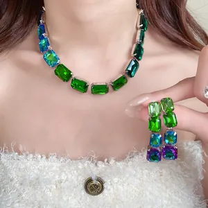 Vue détaillée d'un ensemble collier et boucles d'oreilles en cristaux colorés