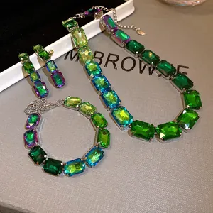 Gros plan sur l'ensemble collier, bracelet et boucles d'oreilles en cristal vert émeraude