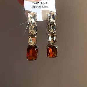 Vue détaillée de boucles d'oreilles vintage en cristal rectangulaire avec dégradé ambré