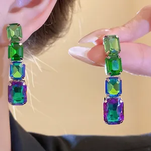 Vue détaillée de boucles d'oreilles vintage avec pierres de cristal carrées colorées