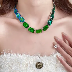 Vue détaillée d'un collier de luxe en cristaux carrés vert émeraude et bleu marine