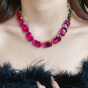 Collier ras du cou luxueux avec pierres précieuses carrées colorées vintage
