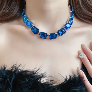 Vue détaillée d'un collier ras de cou de luxe vintage avec pierres précieuses bleues