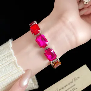 Gros plan d'un bracelet vintage avec de gros cristaux rectangulaires multicolores au poignet