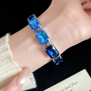 Bracelet en argent vintage avec de grands cristaux bleus rectangulaires au poignet