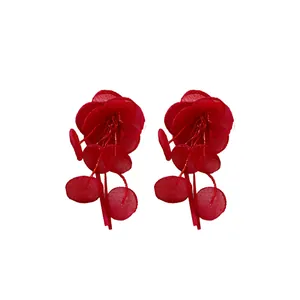 Eleganti orecchini a fiore in rete rossa con dettagli in rilievo su sfondo bianco