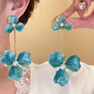 Süße Ohrhänger mit blauen Emaille-Blumen, Perlen und vergoldeten Stahlnadeln