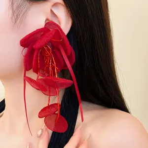 Orecchini a fiore in rete rossa oversize con nappe di perline rosse da donna