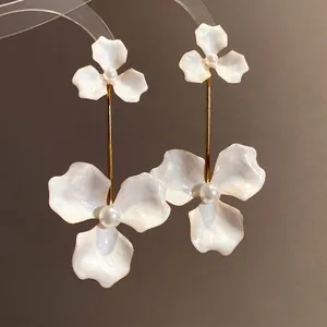 Elegante weiße Blumen-Ohrhänger mit Perlen und einem edlen goldfarbenen Finish